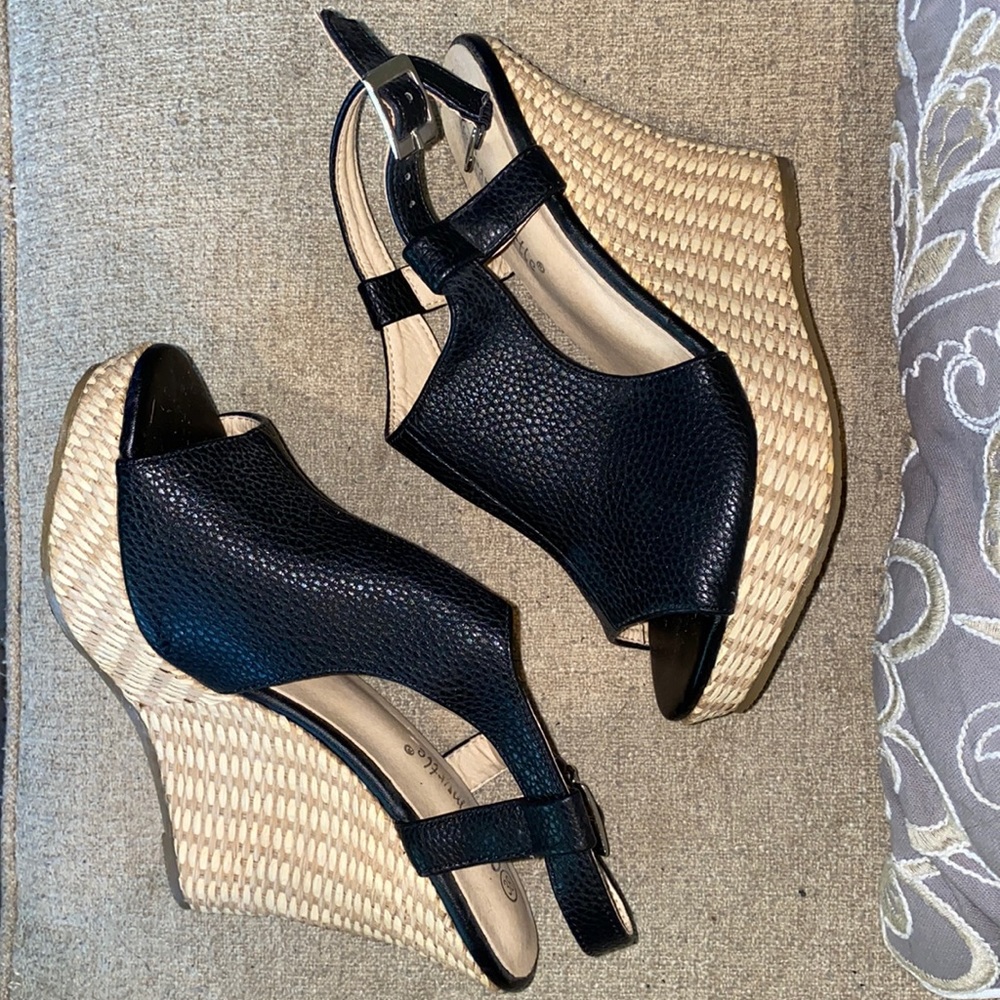 Crape Myrtle Blk platform rattan wrapped heel